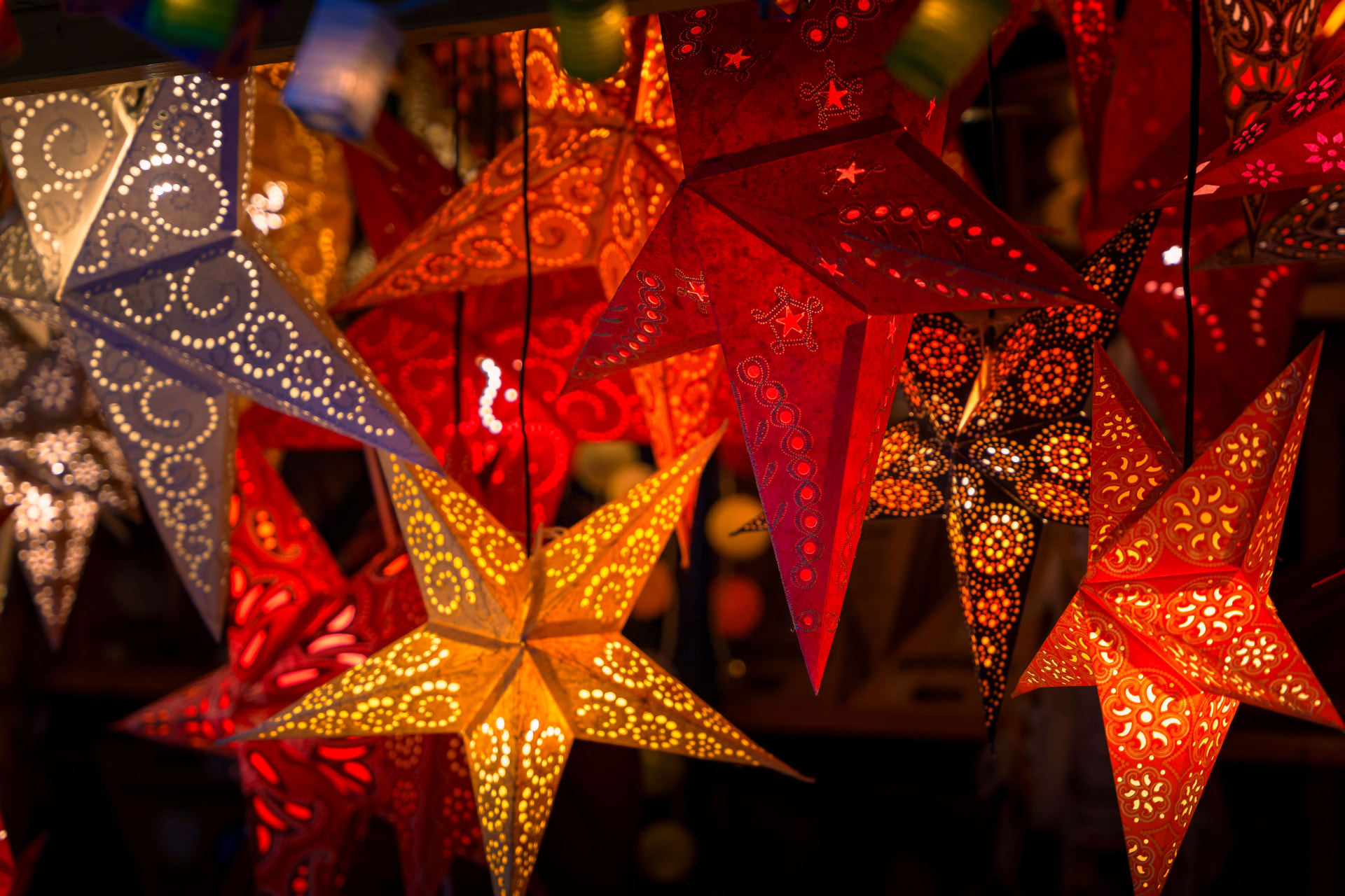 Glowing paper star lanterns at a German Christmas market